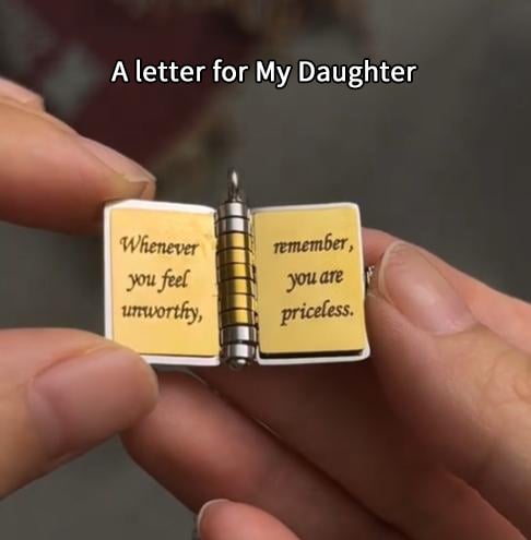 👑📖 PROMO -50% ! Collier Livre "Ma Petite Étoile" pour Fille – Message Personnalisable, Acier Inox & Boîte Cadeau (Livraison Mondiale)