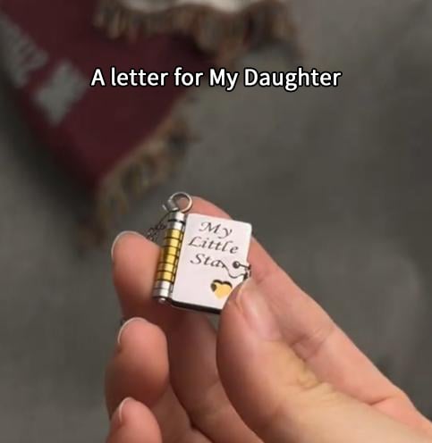 👑📖 PROMO -50% ! Collier Livre "Ma Petite Étoile" pour Fille – Message Personnalisable, Acier Inox & Boîte Cadeau (Livraison Mondiale)