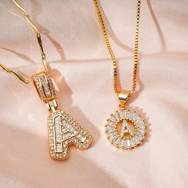 💍 Lot de 2 colliers avec pendentif initiales ✨ – Le cadeau idéal pour vos amis 💝