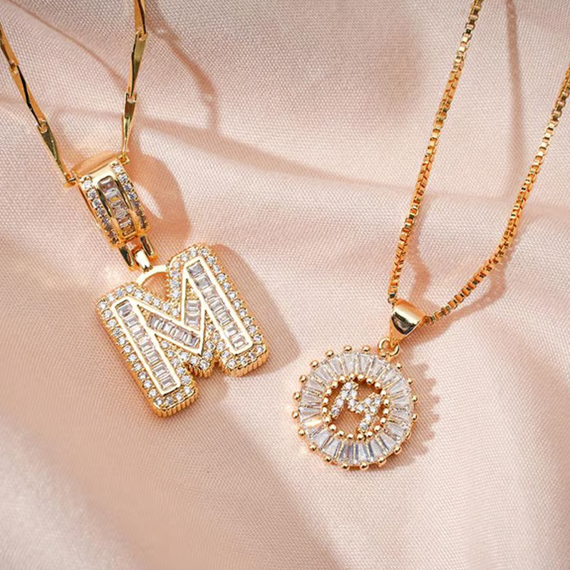 💍 Lot de 2 colliers avec pendentif initiales ✨ – Le cadeau idéal pour vos amis 💝